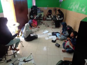 Siswa latihan diruang kesenian
